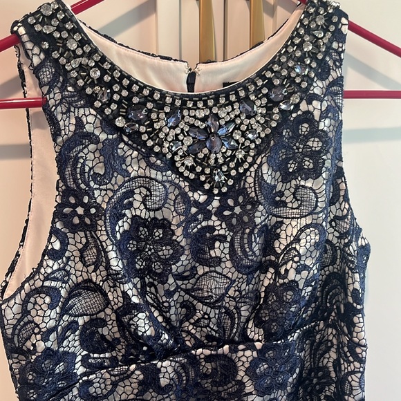 Like new Cachet Lace Cocktail Dress 8 - Picture 2 of 4